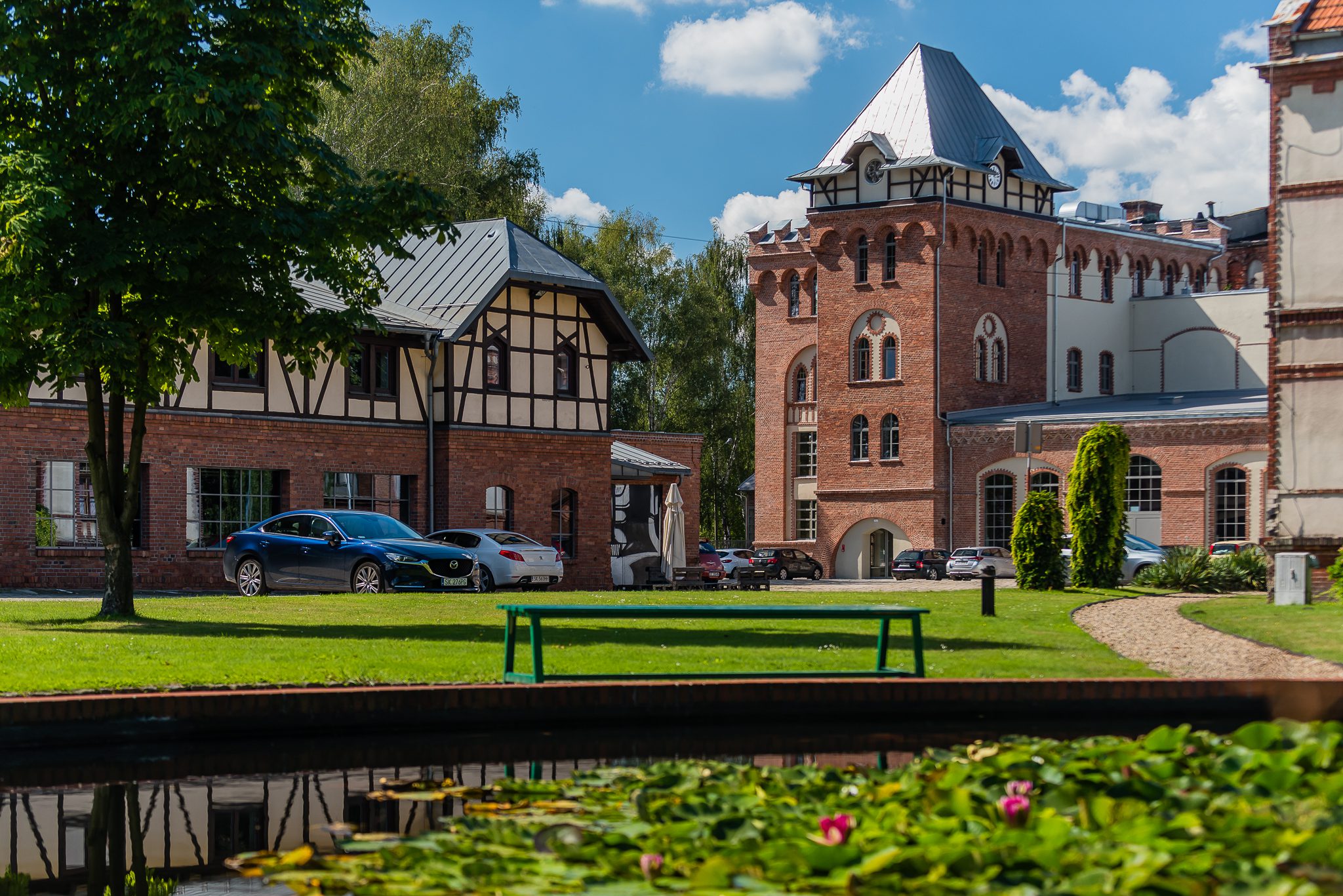 Budynki z czerwonej cegły w stylu architektonicznym z dachem mansardowym i oknami.